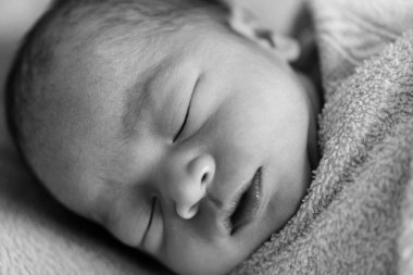 Yeni doğan bebek uyku sırasında Asya mavi bezle kaplı