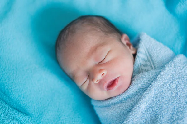 Bebé recién nacido Asia mientras duerme cubierto con tela azul —  Fotos de Stock