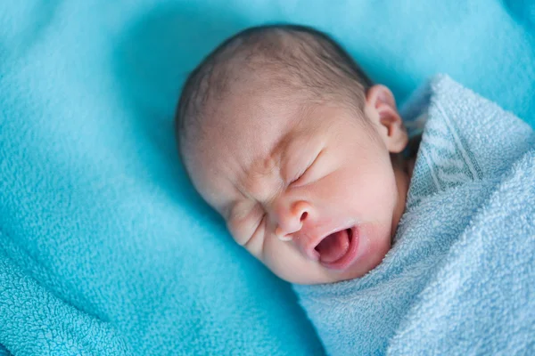 Bebé recién nacido Asia mientras duerme cubierto con tela azul — Foto de Stock