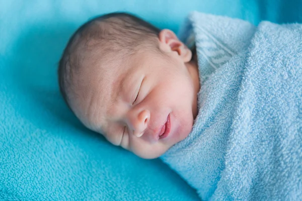 Bayi Asia yang baru lahir saat tidur ditutupi dengan kain biru — Stok Foto