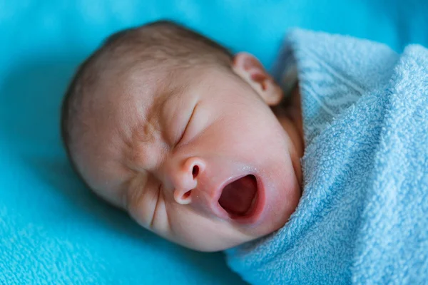 Bebé recién nacido Asia mientras duerme cubierto con tela azul — Foto de Stock