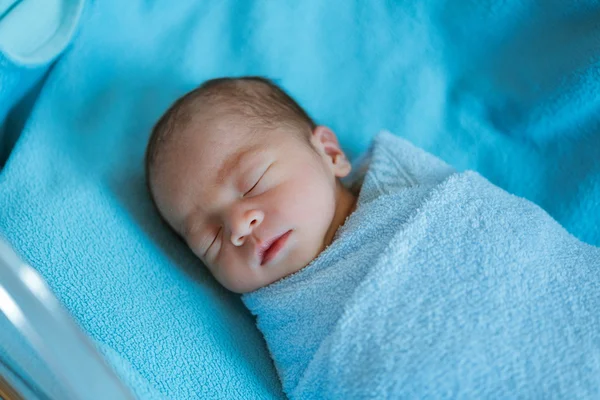 Bebé recién nacido Asia mientras duerme cubierto con tela azul —  Fotos de Stock