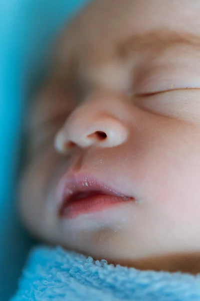 Bebé recién nacido Asia mientras duerme cubierto con tela azul —  Fotos de Stock