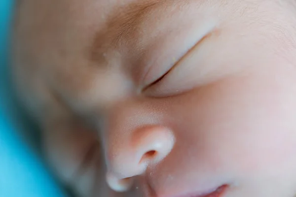 Nyfødt baby Asia mens hun sov dekket av blått tøy – stockfoto