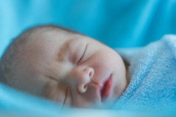 Bebé recién nacido Asia mientras duerme cubierto con tela azul —  Fotos de Stock