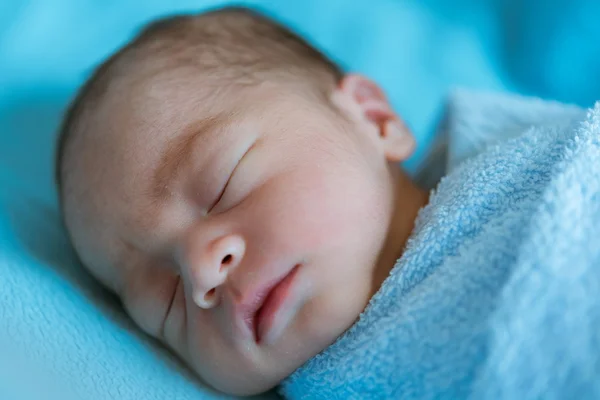 Bebé recién nacido Asia mientras duerme cubierto con tela azul —  Fotos de Stock