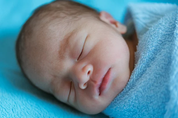 Bebé recién nacido Asia mientras duerme cubierto con tela azul —  Fotos de Stock