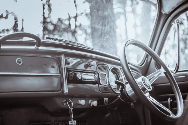 Vintage bil Volkswagen retro blå färg i skogen lämnar brun — Stockfoto