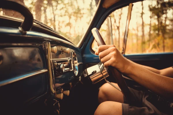 Vintage bil Volkswagen retro blå färg i skogen lämnar brun — Stockfoto