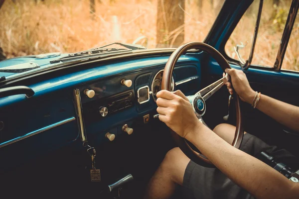 Vintage autó Volkswagen retro kék színű erdei levelek Brown — Stock Fotó