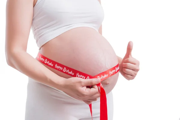 Hamile kadınlar 9 ay karnında bir beyaz backg ölçme kapatın — Stok fotoğraf