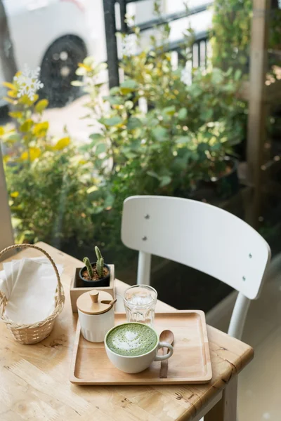 뜨거운 녹차를 coffeshop에 나무 테이블에 설정 — 스톡 사진