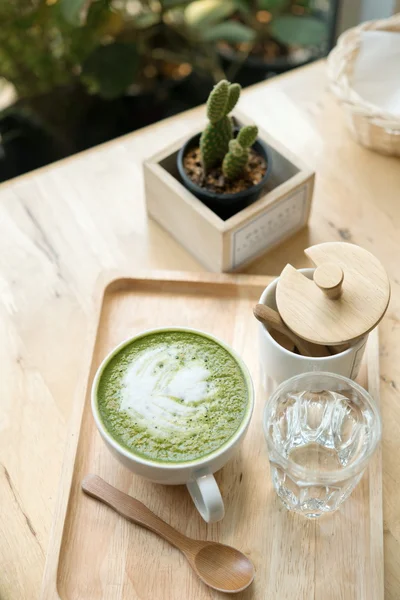 Set da tè verde caldo su un tavolo di legno in una caffetteria — Foto Stock