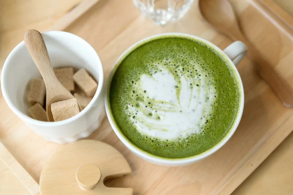 Set da tè verde caldo su un tavolo di legno in una caffetteria — Foto Stock