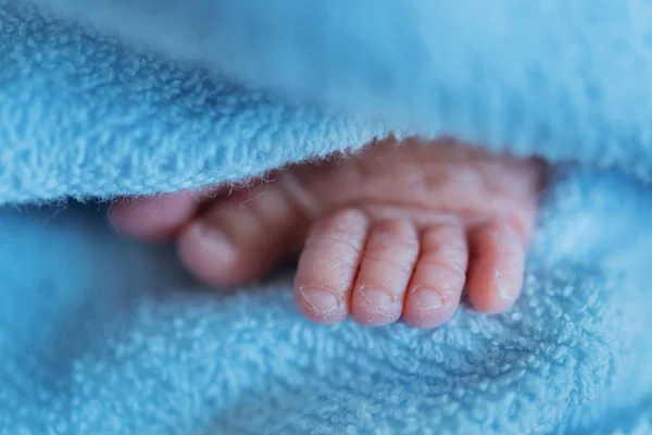 Kuku kaki bayi menutup di tempat tidur — Stok Foto