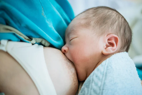 Mor ammer nyfødte barn Asiatisk mann med kjærlighet . – stockfoto