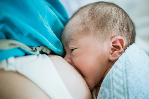 Mor ammer nyfødte barn Asiatisk mann med kjærlighet . – stockfoto