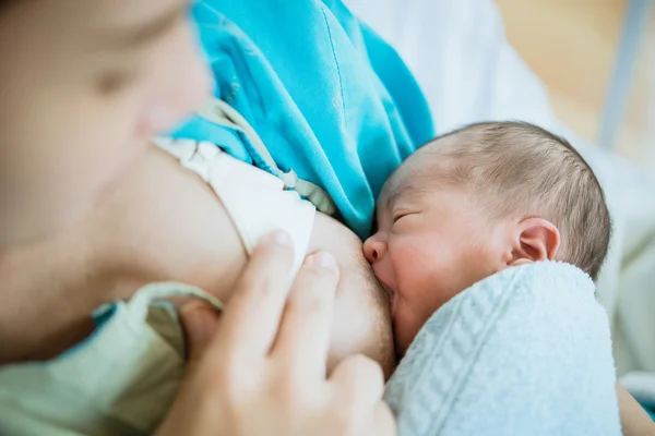 Mor ammer nyfødte barn Asiatisk mann med kjærlighet . – stockfoto