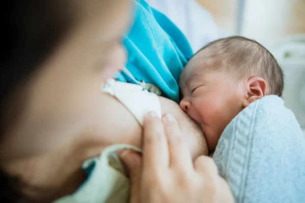 Ibu menyusui bayi laki-laki Asia dengan cinta . — Stok Foto