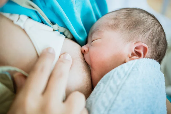 Madre amamantando recién nacido bebé asiático hombre con amor . — Foto de Stock