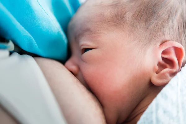 Mor ammer nyfødte barn Asiatisk mann med kjærlighet . – stockfoto