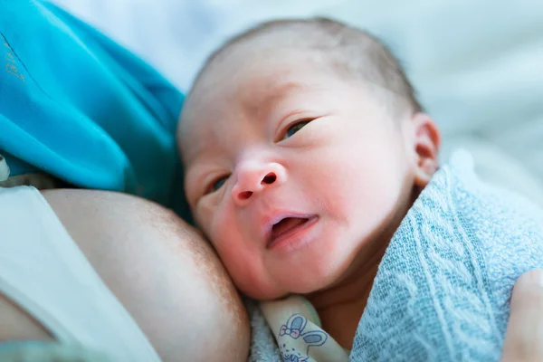 Mor ammer nyfødte barn Asiatisk mann med kjærlighet . – stockfoto