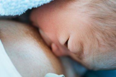 Anne emzirme yeni doğan bebek sevgi ile Asya adam.