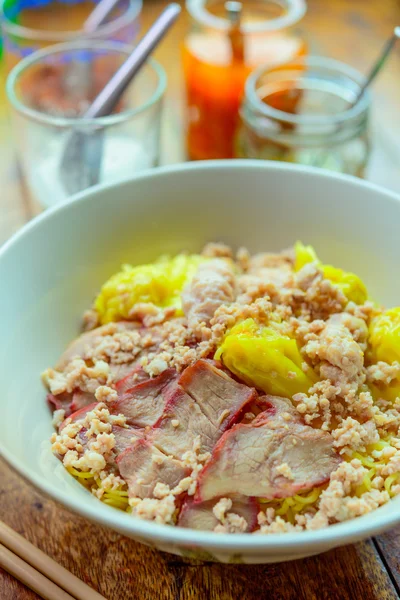 Fideos albóndigas de cerdo, sopa picante estilo tailandés Fotos De Stock Sin Royalties Gratis