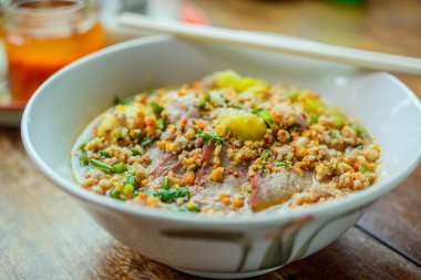 Erişte domuz eti köfte, baharatlı çorba Tay tarzında