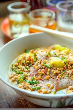 Erişte domuz eti köfte, baharatlı çorba Tay tarzında