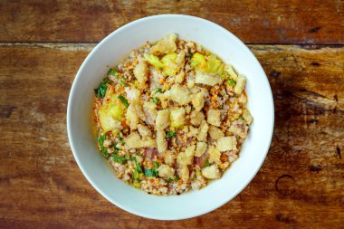 Erişte domuz eti köfte, baharatlı çorba Tay tarzında