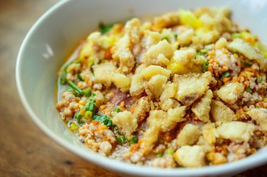 Erişte domuz eti köfte, baharatlı çorba Tay tarzında