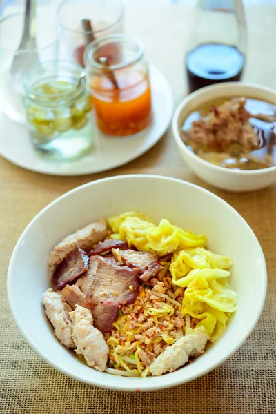 Bolinhos de porco macarrão, sopa picante estilo tailandês — Fotografia de Stock
