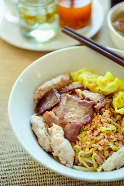 Bolinhos de porco macarrão, sopa picante estilo tailandês — Fotografia de Stock