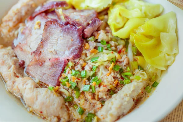 Erişte domuz eti köfte, baharatlı çorba Tay tarzında — Stok fotoğraf