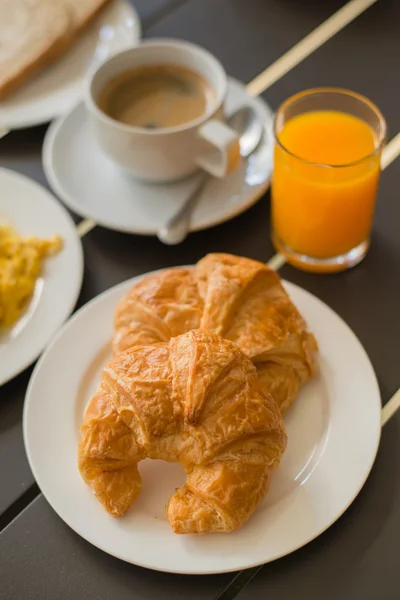 Круасан Сніданок подається з чорною кавою та меню сніданку . — стокове фото