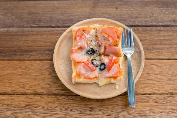 Pizza, snack, piatto extra su legno — Foto Stock