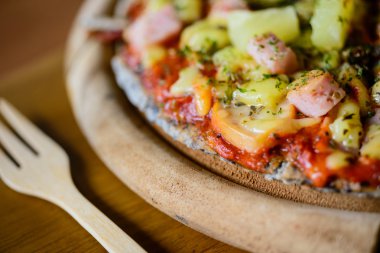 Pizza hawaiian ince hamur pizza.