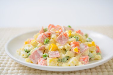 makarna salatası jambon ve sebze çeşitli