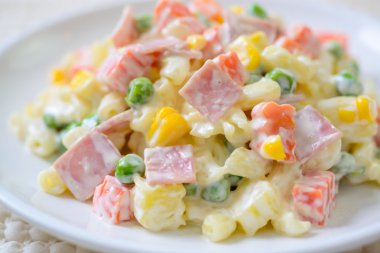 makarna salatası jambon ve sebze çeşitli