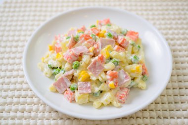 makarna salatası jambon ve sebze çeşitli