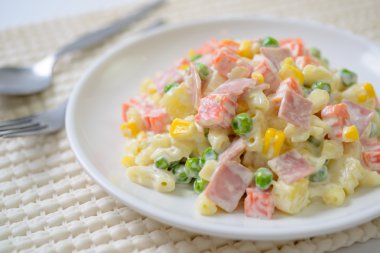 makarna salatası jambon ve sebze çeşitli