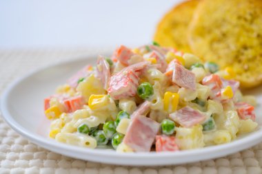 makarna salatası jambon ve sebze çeşitli