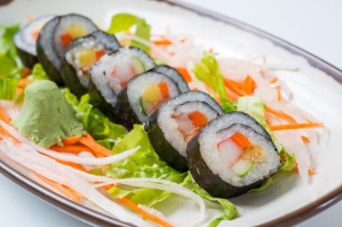 Beyaz arka plan üzerinde suşi parçalar koleksiyonu