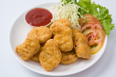 tavuk nuggets bir tabakta sebze plat Tarih ve sos ile