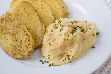 patates püresi ve beyaz zemin üzerine bisküvi.