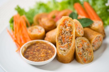 Beyaz arka plan bahar rulo ile domuz eti yemek.