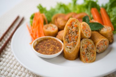 Beyaz arka plan bahar rulo ile domuz eti yemek.