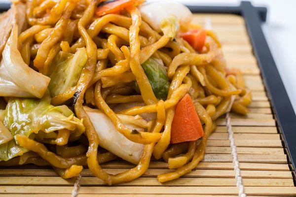 Yakisoba comida japonesa sobre un fondo blanco . — Foto de Stock