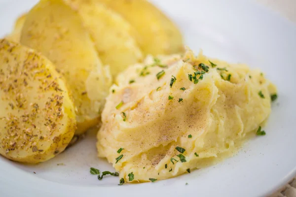 Purè di patate e biscotti su fondo bianco . — Foto Stock